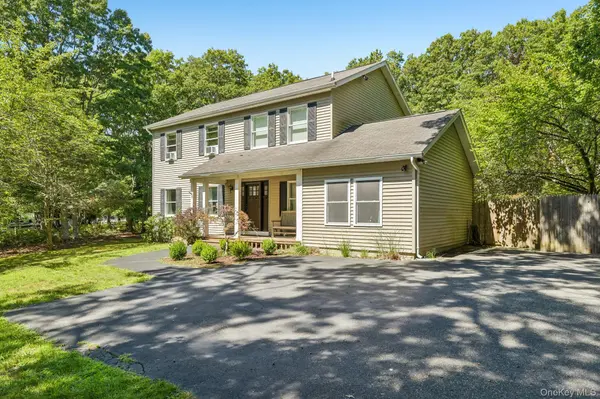 4 Wooded LN, Hampton Bays, NY 11946