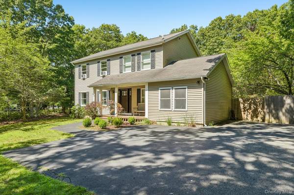 4 Wooded LN, Hampton Bays, NY 11946