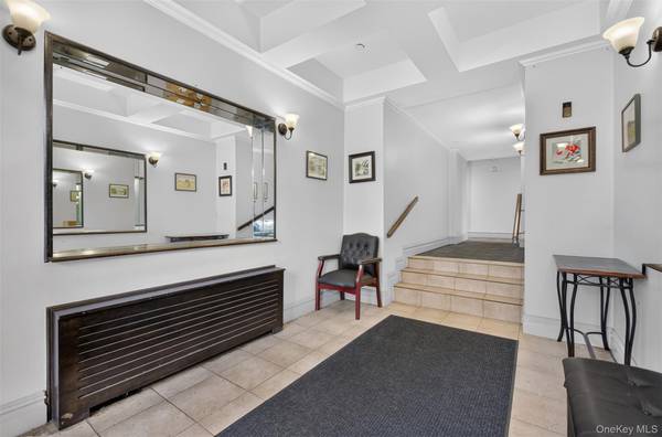 20 Hill Park AVE #1F, Great Neck, NY 11021