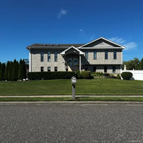 70 Gateway DR, Copiague, NY 11726