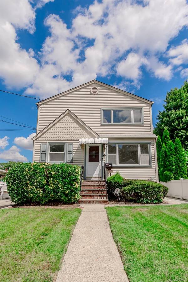 59 Wood ST #2nd Floor, Lynbrook, NY 11563