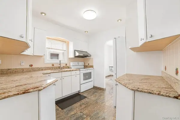 1042 N 7th ST, New Hyde Park, NY 11040