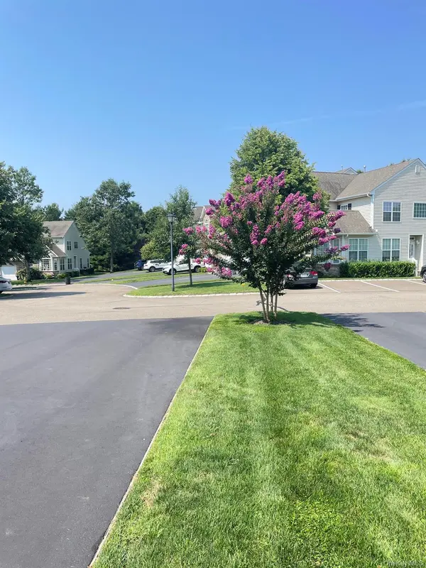 90 Manitou TRL, Kings Park, NY 11754