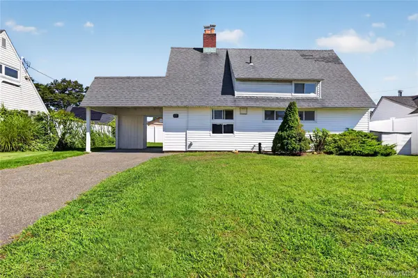 17 Berry LN, Hicksville, NY 11801