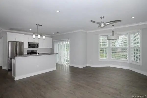 94302 Circle DR #94-302, Central Islip, NY 11722