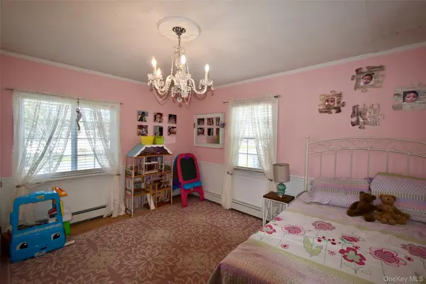 55 Willow LN, Lindenhurst, NY 11757