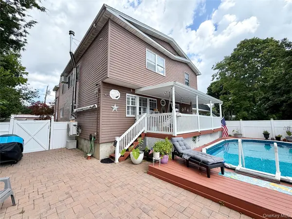 55 Willow LN, Lindenhurst, NY 11757