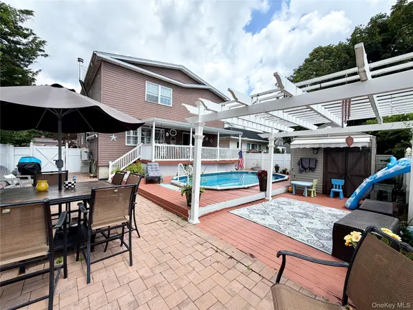 55 Willow LN, Lindenhurst, NY 11757