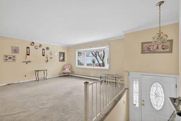 12 Spruce CT, Nanuet, NY 10954