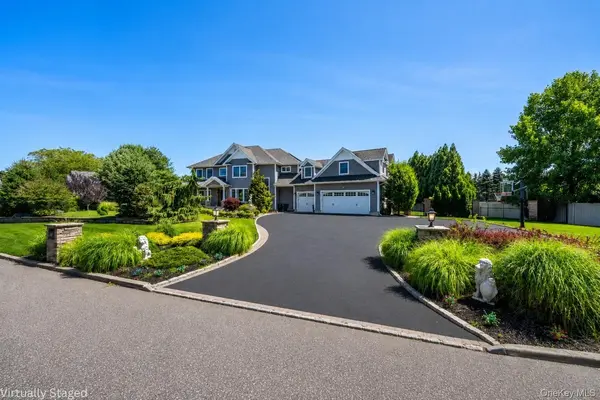 30 Hampton DR, Center Moriches, NY 11934