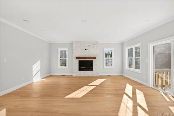 45 Bond LN, Hicksville, NY 11801