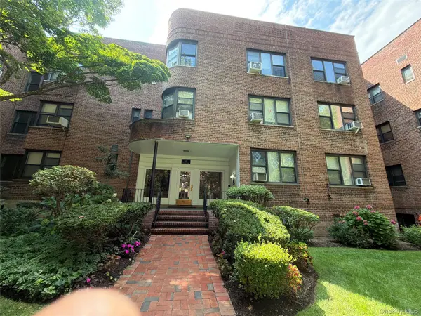 15 Clent RD #3C, Great Neck, NY 11021