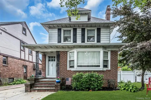 30 Coolidge ST, Malverne, NY 11565