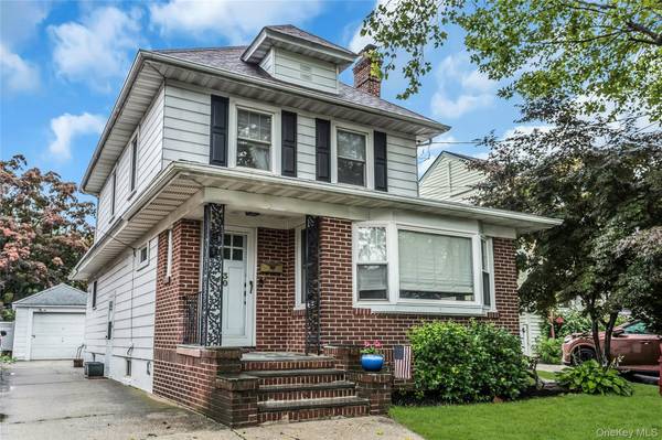 30 Coolidge ST, Malverne, NY 11565