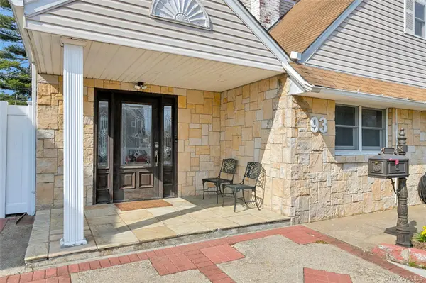93 Hearth LN, Westbury, NY 11590