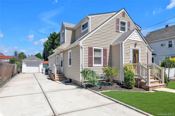130 Custer AVE, Williston Park, NY 11596