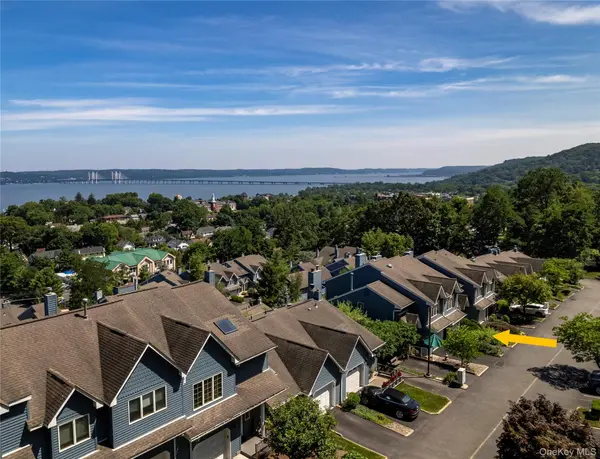 33 Village Gate WAY #33, Nyack, NY 10960