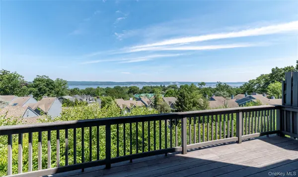 33 Village Gate WAY #33, Nyack, NY 10960