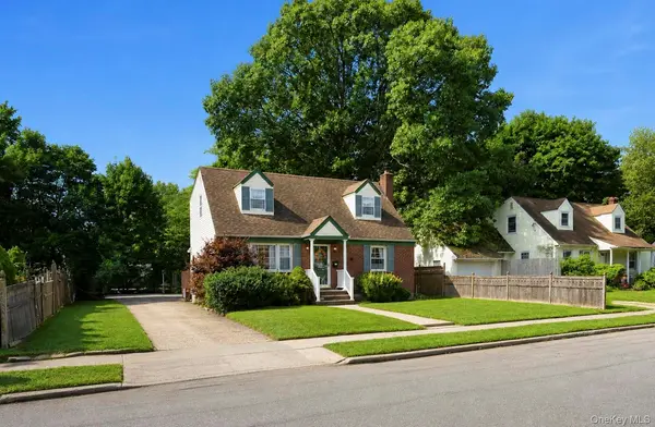 44 Maple DR, Amityville, NY 11701