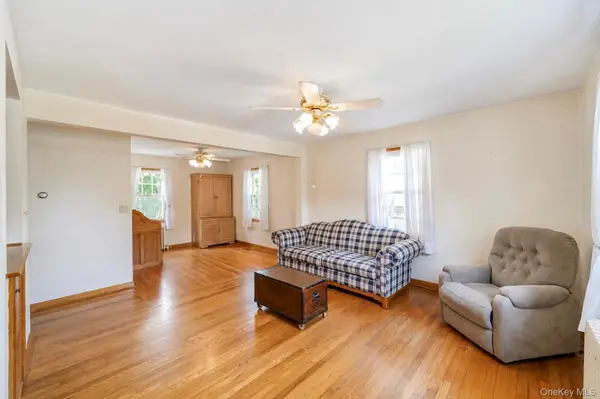 44 Maple DR, Amityville, NY 11701