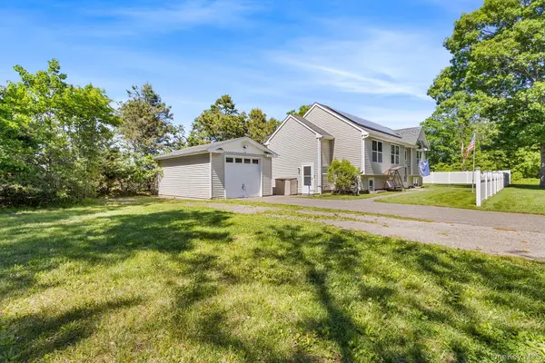 49 Oakdale AVE, East Patchogue, NY 11772