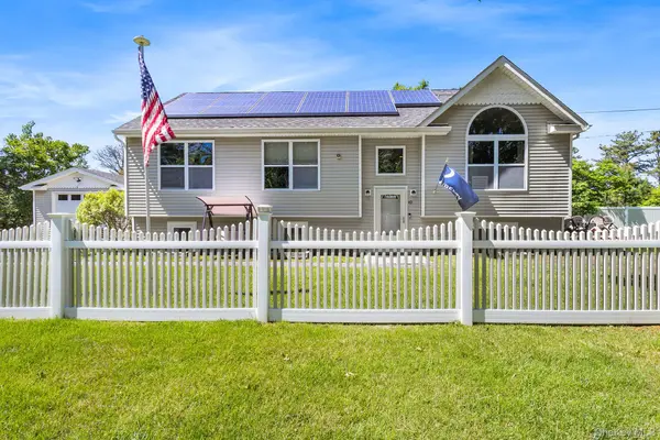 49 Oakdale AVE, East Patchogue, NY 11772