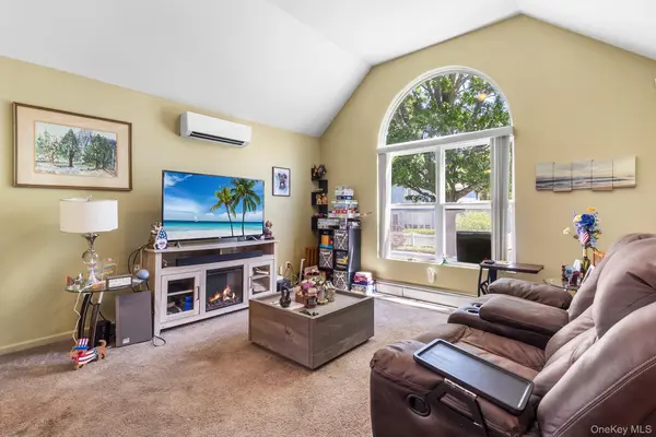 49 Oakdale AVE, East Patchogue, NY 11772
