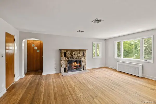 10 Farview TER, Airmont, NY 10901