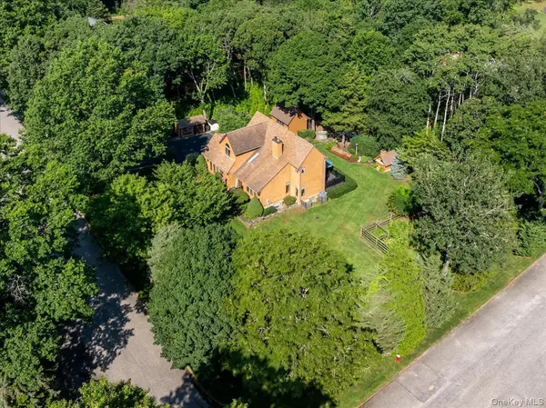 595 Greenfields LN, Southold, NY 11971