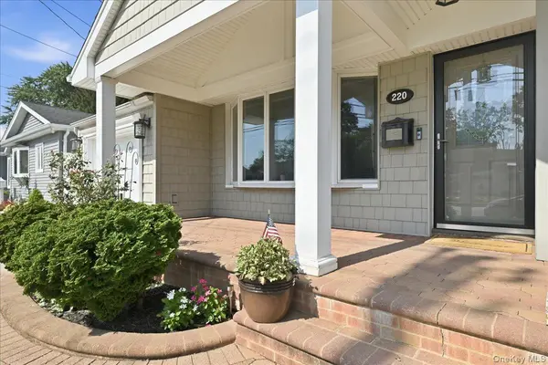 220 Eastlake AVE, Massapequa Park, NY 11762