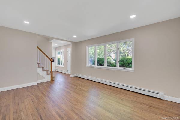 11 Parkwood RD, Westbury, NY 11590