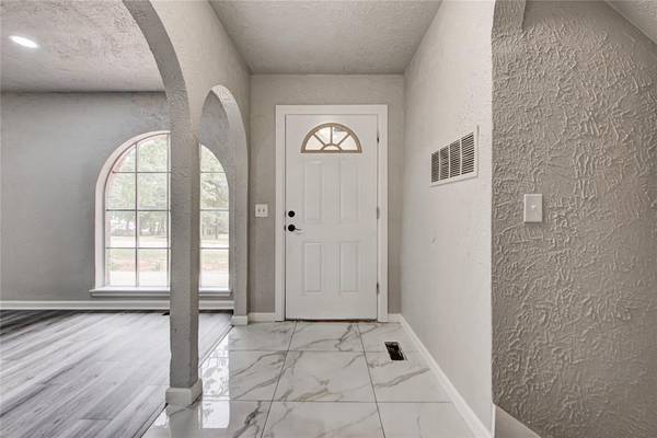 8009 Golden Oaks RD, Oklahoma City, OK 73127