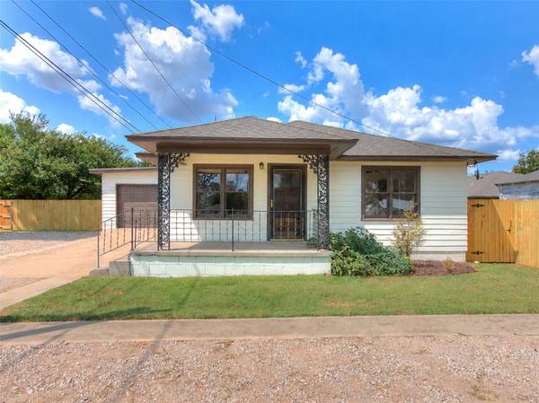 906 W Ridgewood ST, Shawnee, OK 74801
