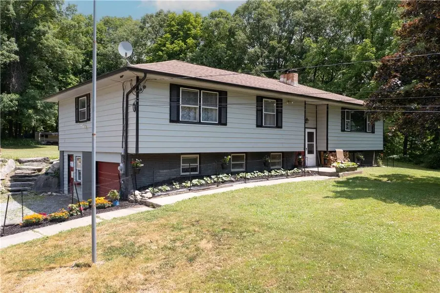 81 S Quaker LN, Hyde Park, NY 12538