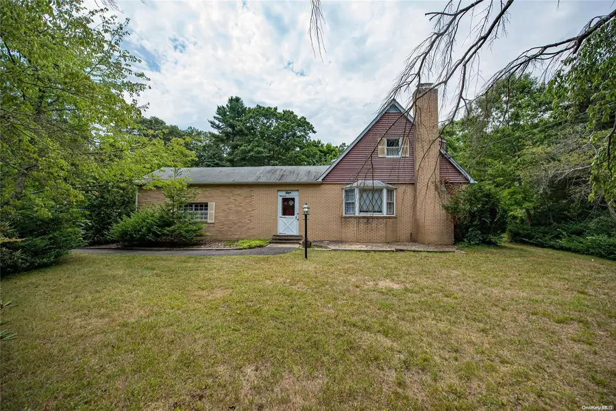 20 Winston DR, Smithtown, NY 11787