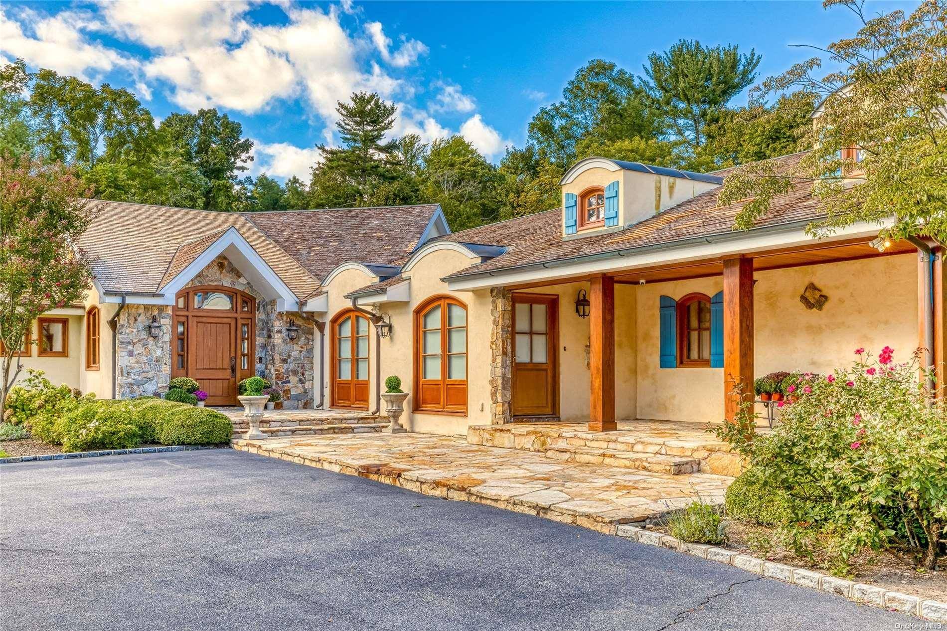 19 Stone Arch RD, Old Westbury, NY 11568