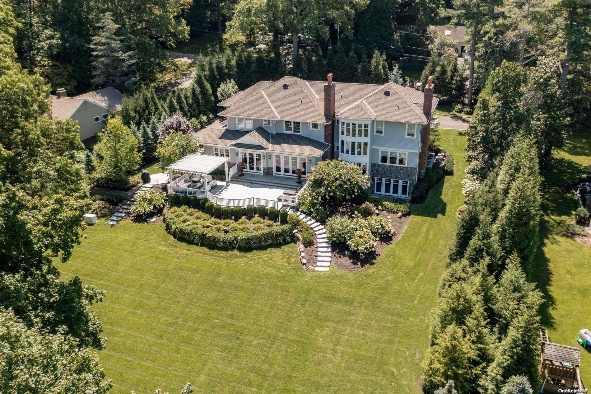 65 Spruce ST, Roslyn Harbor, NY 11576
