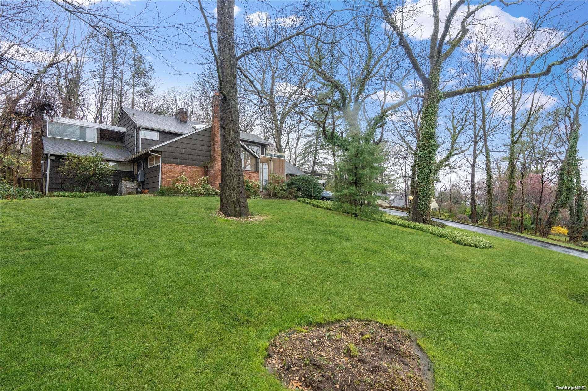 60 Spruce ST, Roslyn Harbor, NY 11576