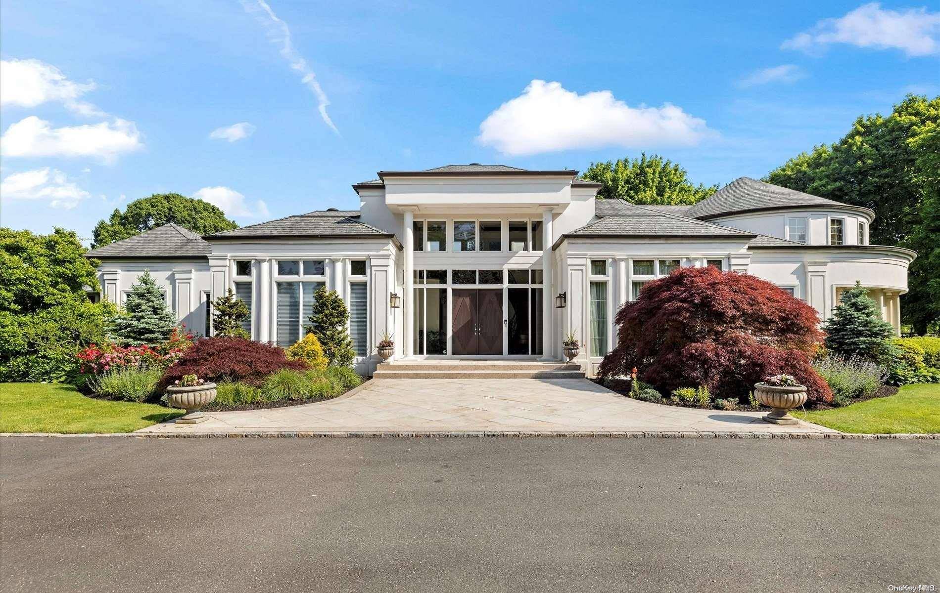 4 Polo DR, Old Westbury, NY 11568