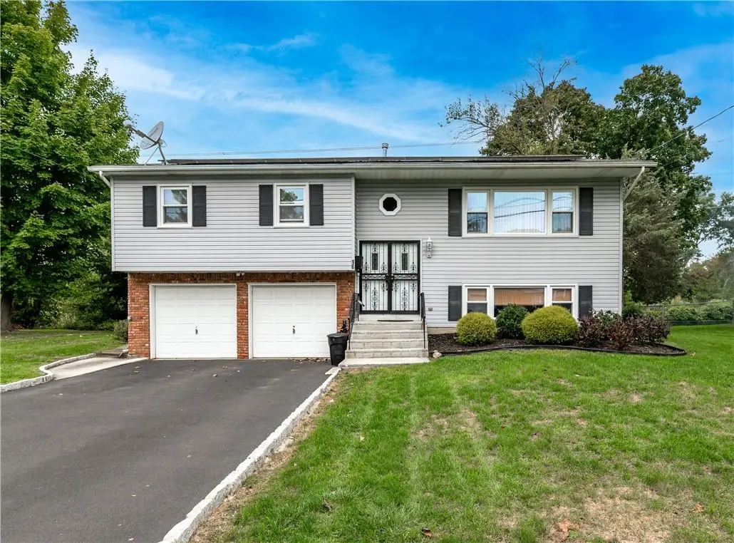 16 Hickory LN, Garnerville, NY 10923