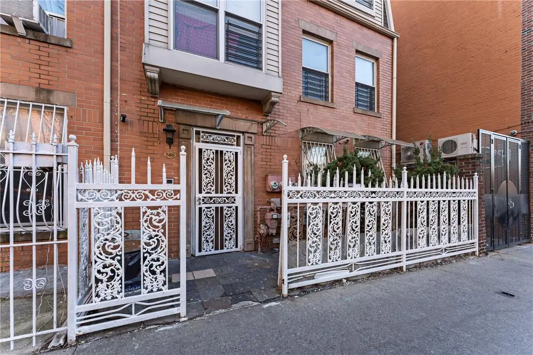 586 E 165th ST, Bronx, NY 10456