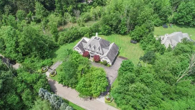 60 Spring Hill LN, Mount Kisco, NY 10549