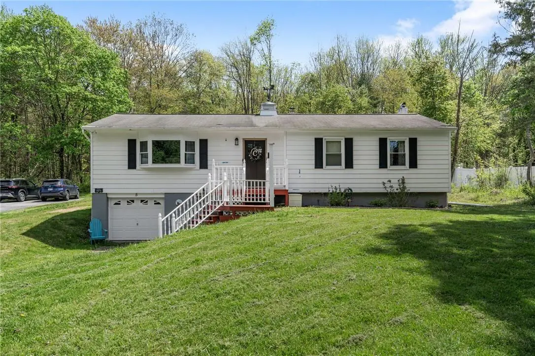 5 Donnie PL, Poughkeepsie, NY 12603