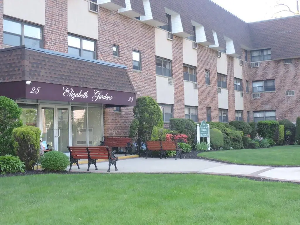 25 Elizabeth ST #1F, Farmingdale, NY 11735