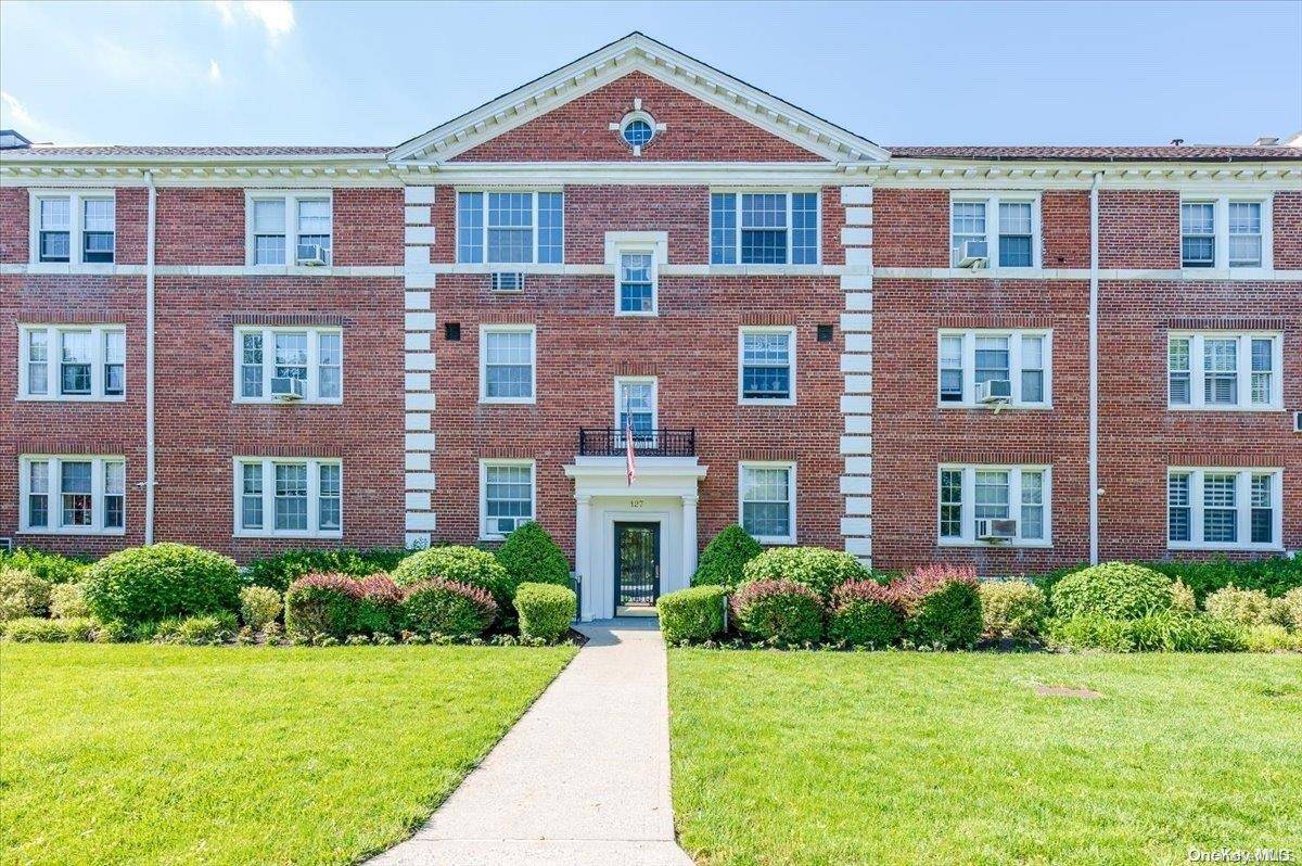 127 Second ST #D-4, Garden City, NY 11530