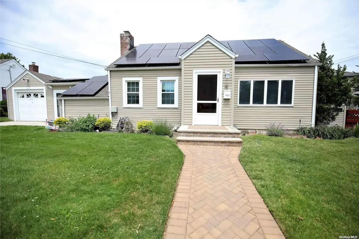 4 Thixton AVE, East Rockaway, NY 11518