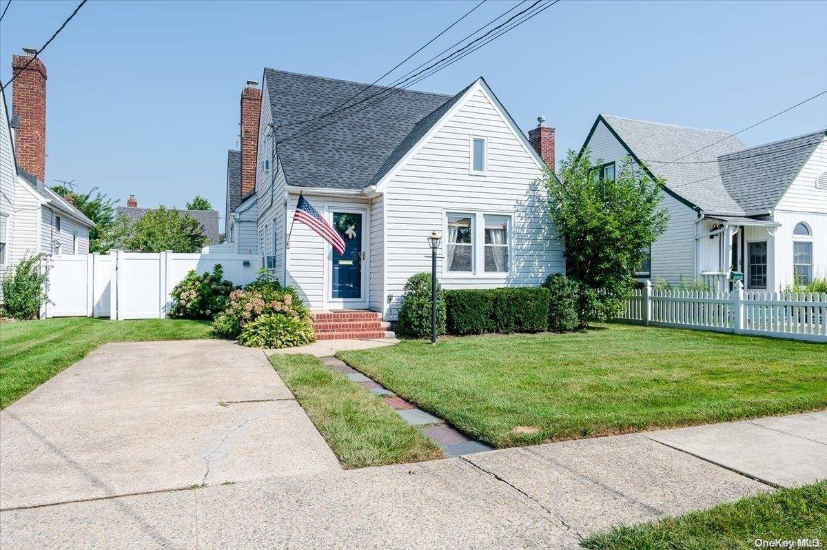 5 Dorothy CT, Merrick, NY 11566