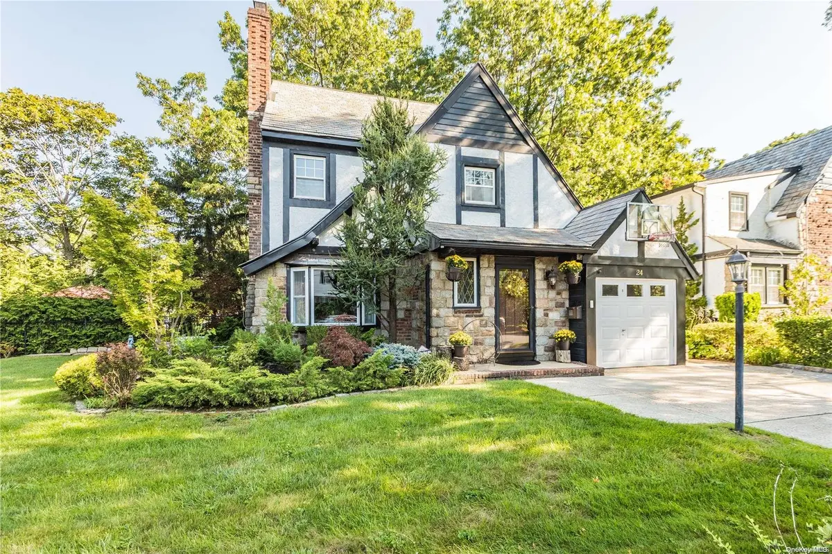 24 Highland BLVD, Lynbrook, NY 11563