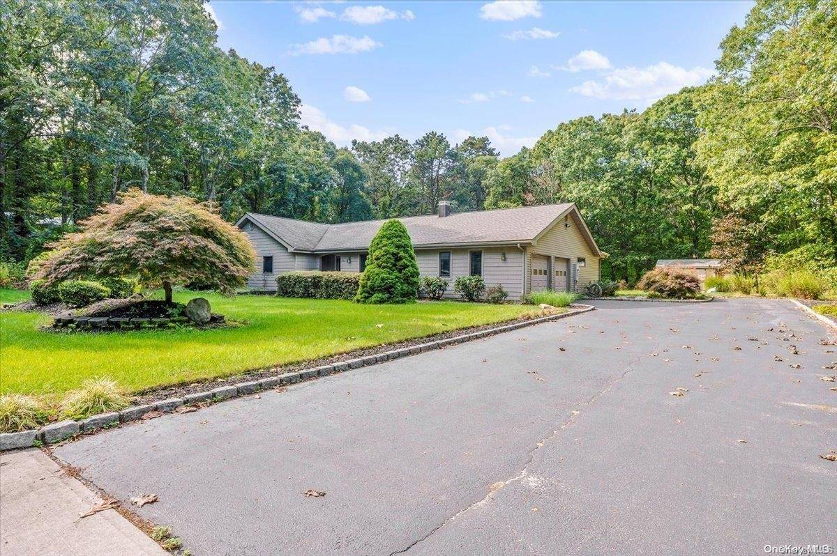 34 Florence DR, Manorville, NY 11949