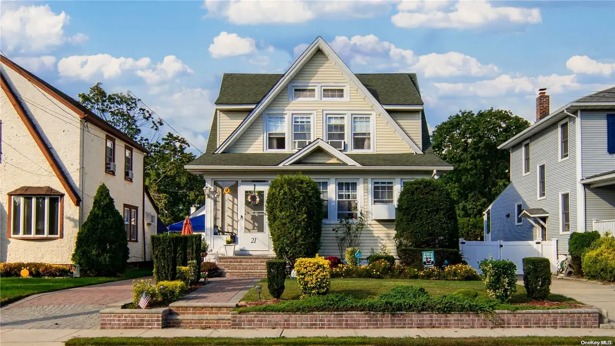 21 Nassau BLVD, Malverne, NY 11565
